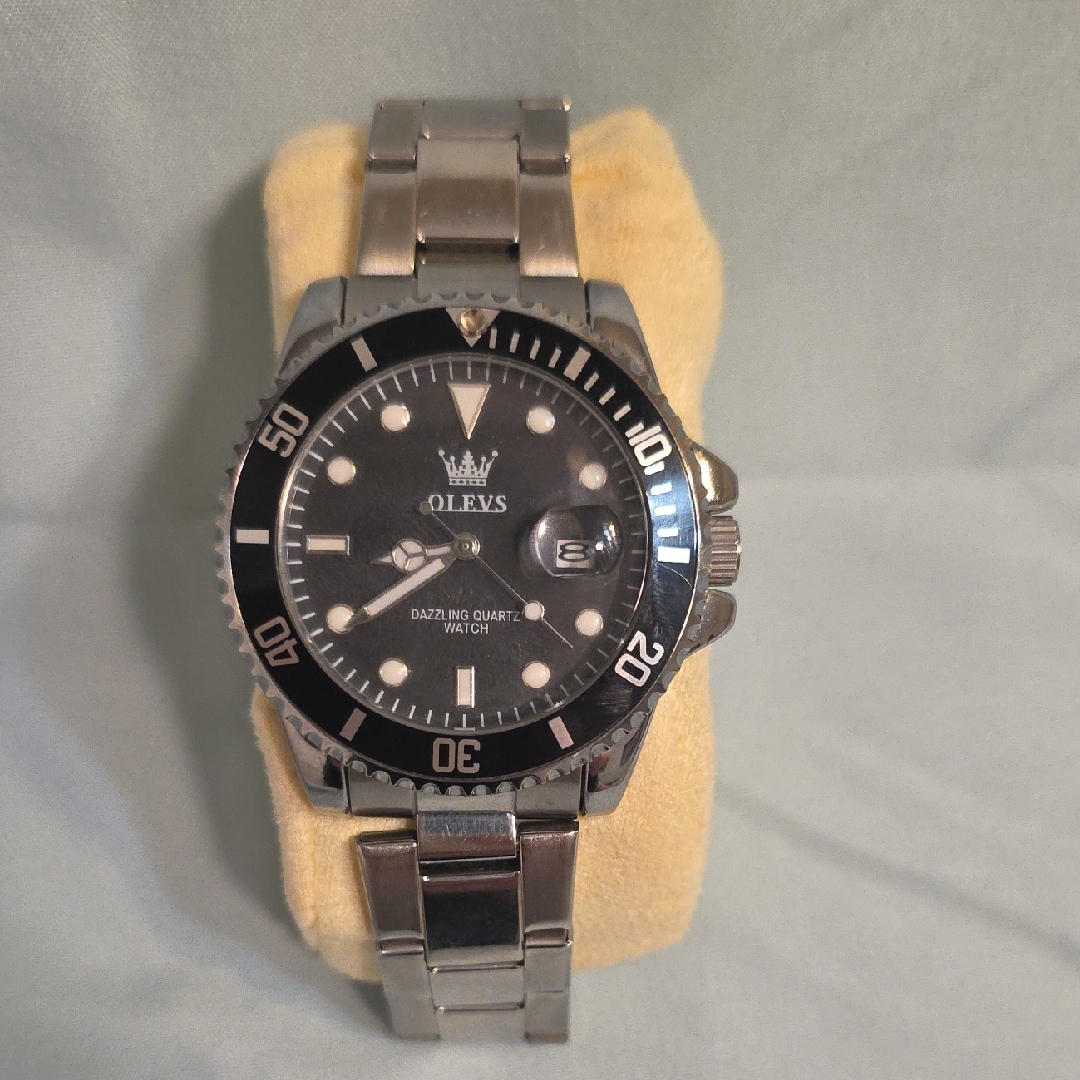 Olev Men's Silver And Black Quartz Wristwatch